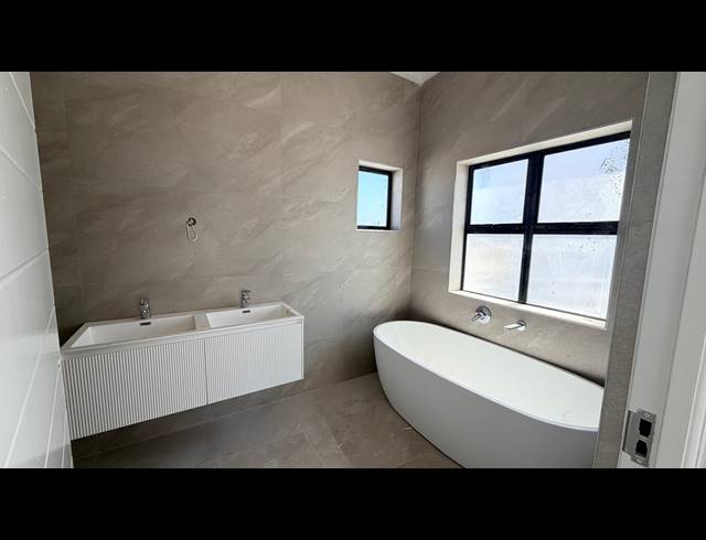 5 BEDROOM HOUSE FOR SALE IN SANDOWN
